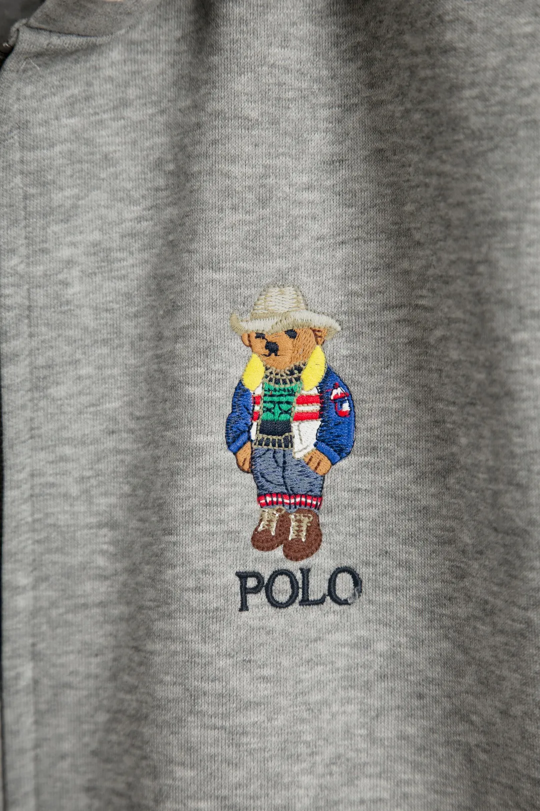 P270 Actual photo [Popular item] Style number: 25104# Color: Navy blue/hemp gray/white Size: S to XL - Ralph Lauren/Ralph Lauren 2025AW Autumn and Winter Bear series stacked topstitch design plaid lining hooded cardigan zipper sweatshirt - Original workmanship consistent Professional four-needle six-thread topstitch design ✅ - Face 370g double-sided cotton heavyweight fabric Contrast color yarn-dyed plaid inside ✅| - Highly restored customized brand zipper 0.8 pure cotton high-density hook and loop bonnet ✅ - RL limited design style Colorful bear logo precision embroidery Bright color contrasting plaid hood inside The upper body is colorful and distinguishes the classic style. Both men and women can easily control it. Simple and clean, versatile and can go wrong. Exposed topstitch 0.8 cm retro primary color hook and loop drawstring. Every detail is perfect.